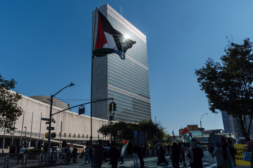 Eine palästinensische Flagge vor dem UN-Gebäude in New York.