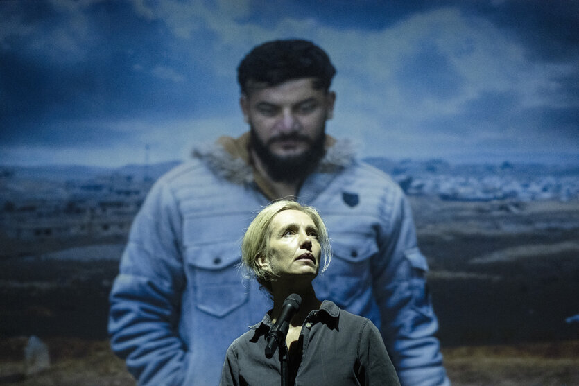 Hauptdarstellerin Ursina Lardi als kassandrische Seherin vor einer Videoprojektion von Azad Hassan, Lehrer aus Mossul, in der Schaubühne