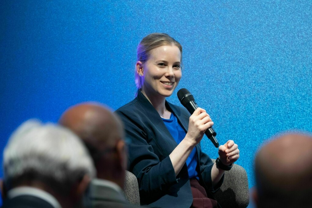 Junge Frau spricht ins Mikrofon