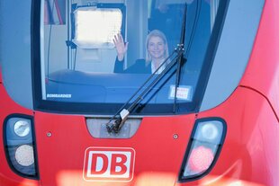 Evelyn Palla in einer Regionalbahn.