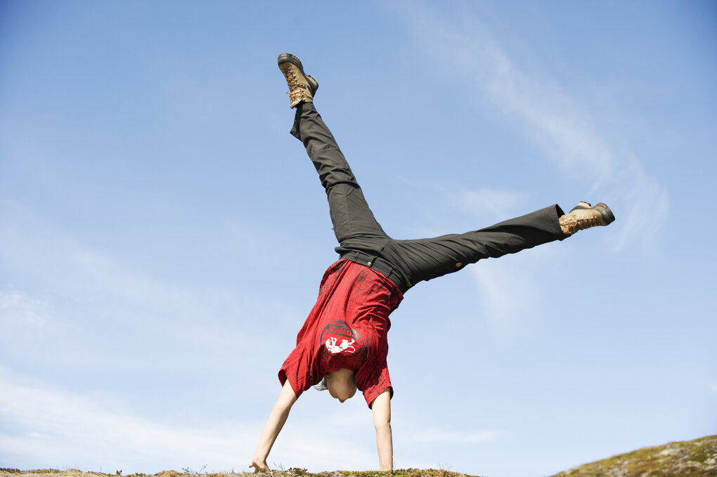 Jugendliche macht Handstand