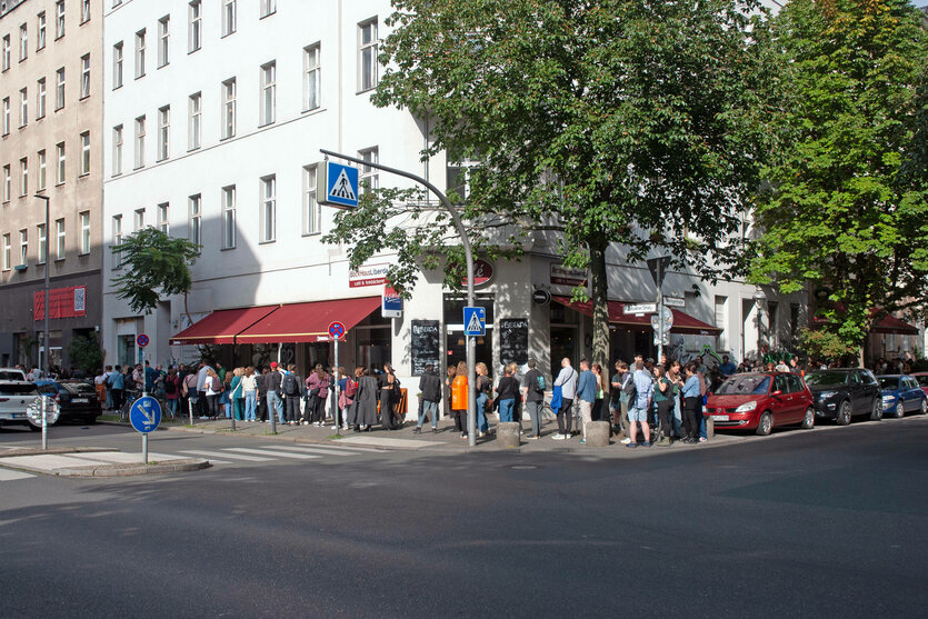 Schlange bei der Wohnungssuche in Berlin im August 2025