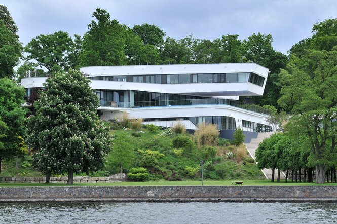 Eine riesige moderne Villa auf einem Grundstück am Wasser