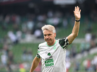 Hosrst Steffen winkt im Bremer Weserstadion