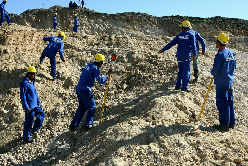 Männer in blauen Anzügen auf einer Baustelle