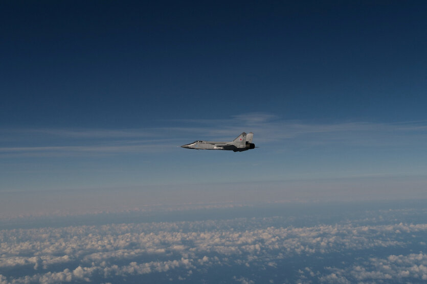 Kampfjet im Himmel