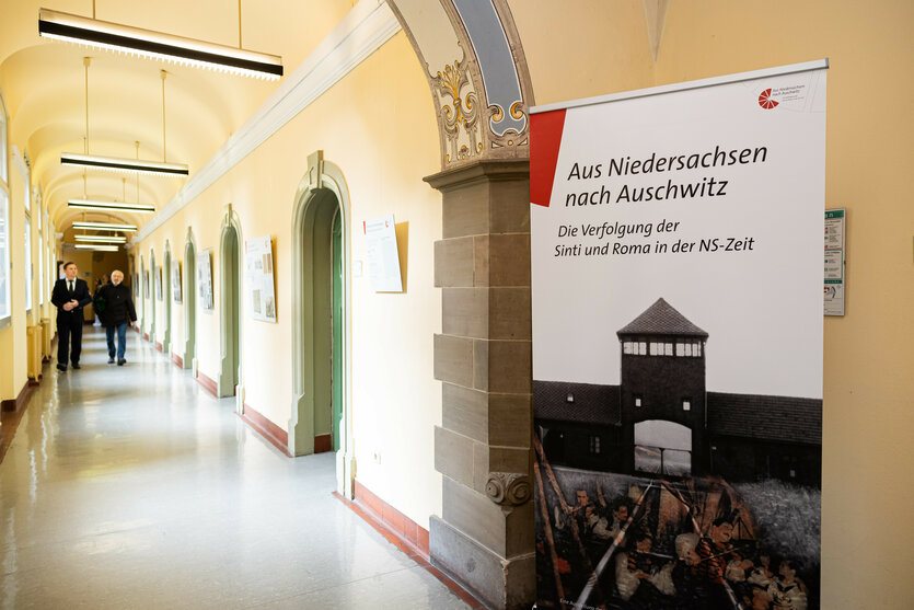 Plakat der Ausstellung "Aus Niedersachsen nach Auschwitz" in einem Flur der Polizeidirektion Hannover