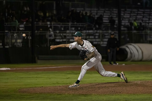 Pitcher, kurz nachdem der Ball seine Hand verlassen hat