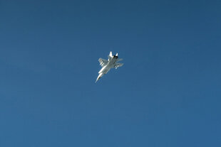 Ein Kampfjet im Himmel