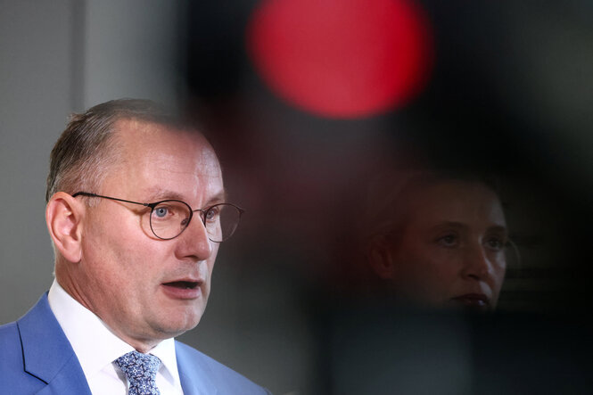 Tino Chrupalla, im Hintergrund Alice Weidel