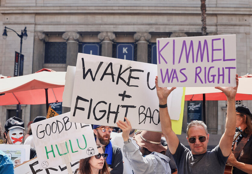 Demonstrierende halten auf dem Hollywood Boulevard in Los Angeles Protestschilder hoch zur Unterstützung Kimmels