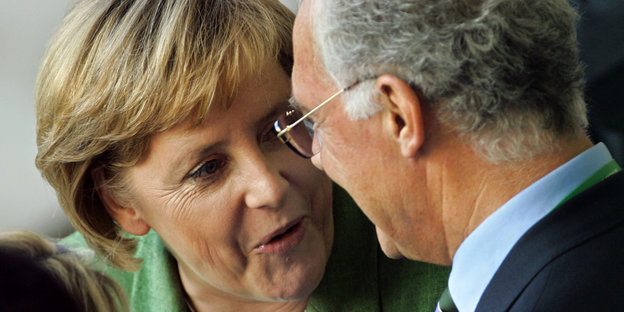 Angela Merkel und Franz Beckenbauer im Gespräch