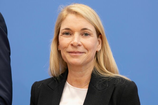 Evelyn Palla vor einer blauen Wand