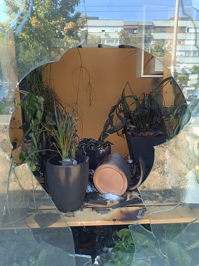 Eine eingeschlagene Schaufensterscheibe.
