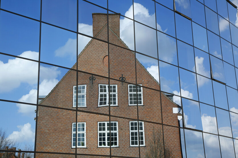 Reflektion eines Hauses in Fenstern