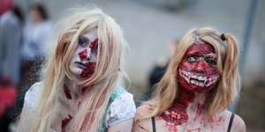 Zwei als Zombies verkleidete junge Frauen
