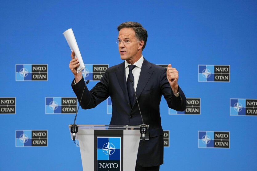 Generalsekretär Mark Rutte gestikuliert am Dienstag vor der Presse im Brüsseler Nato-Hauptquartier
