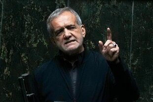 Der iranische Präsident Massud Peseschkian spricht in einer öffentlichen Sitzung des Parlaments