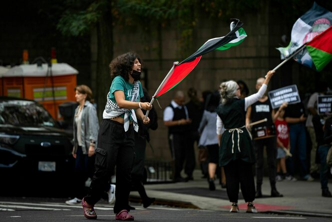 Zwei Protestierende mit Palästinaflaggen vor der UN