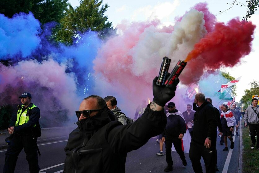 Vermummte Demonstrierende mit Pyrotechnik