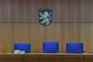 Leere Stühle im Gericht