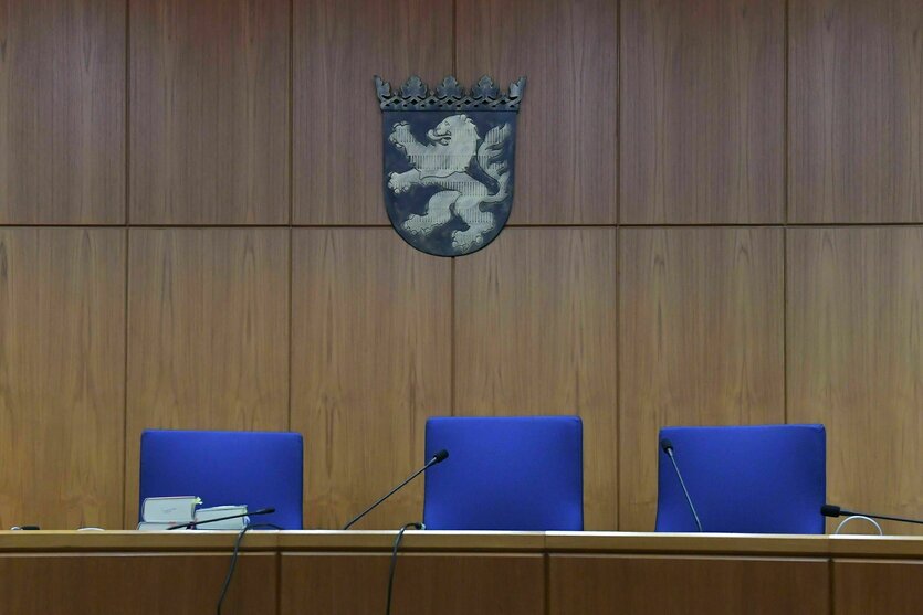 Leere Stühle im Gericht