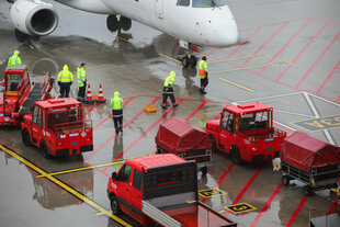 Bodenpersonal an einem Flugzeug auf dem Flughafen