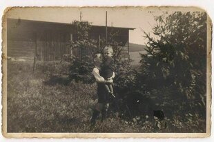 Ein SW-Foto zeigt zwei Kinder