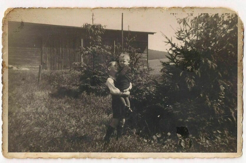 Ein SW-Foto zeigt zwei Kinder
