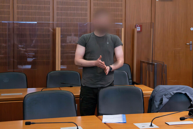 Früherer Bundespolizist im Gerichtssaal, Gesicht verpixelt