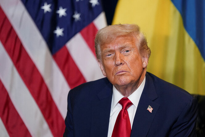 Portrait des US-Präsidenten Donald Trump vor der amerikanischen und der ukrainischen Fahne