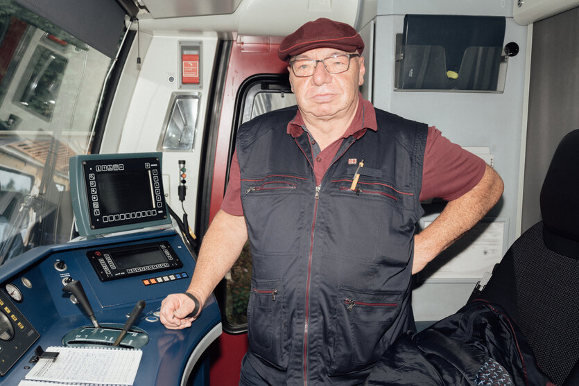 Porträt von Jürgen Rademacher im Führerstand einer S-Bahn.