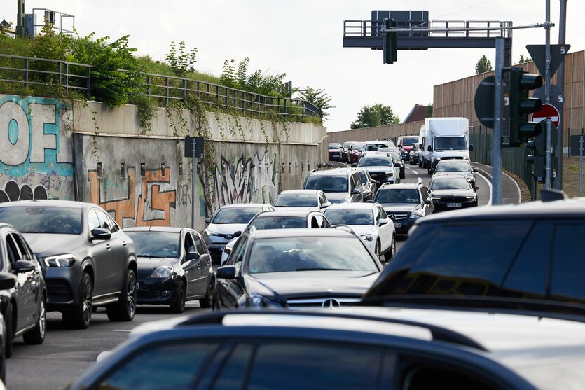 Ein Stau auf einer Autobahnausfahrt in Berlin