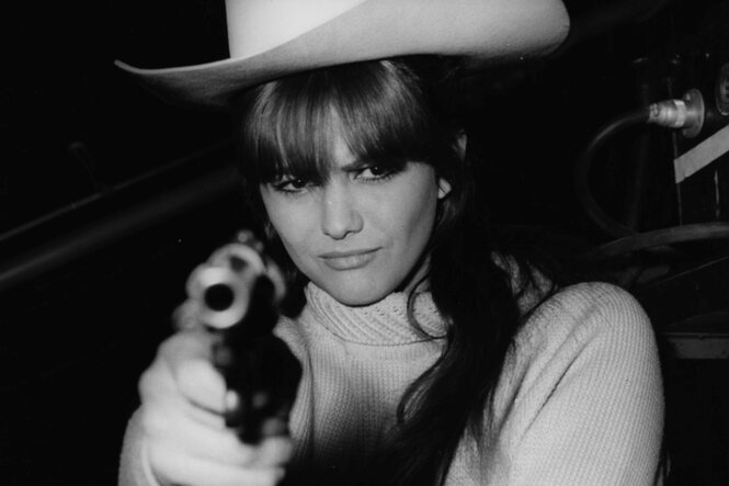 Claudia Cardinale mit Revolver.