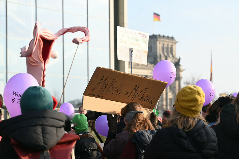 Eine Frau hält ein Schild mit der Aufschrift "My Body = My Choice" bei einer Demonstration in Berlin.