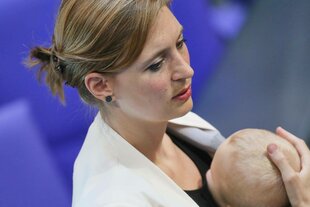 Hanna Steinmüller trägt ein Baby vor der Brust