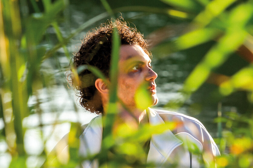 Die Hauptfigur des Films in ländlicher Idylle