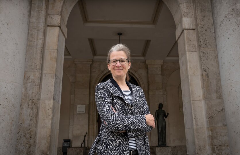Bild vonder Juraprofessorin Ann-Katrin Kaufhold mit verschränkten Armen