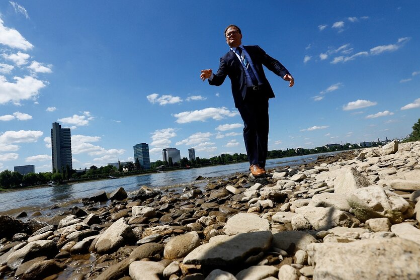 Karsten Schneider balanciert in einem trockenen Flussbett