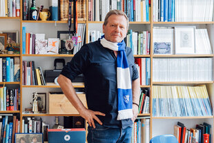Porträt von Richard Rohnert in seiner Wohnung.