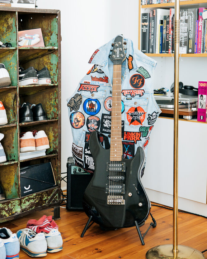 Eine E-Gitarre steht in einer Wohnung.
