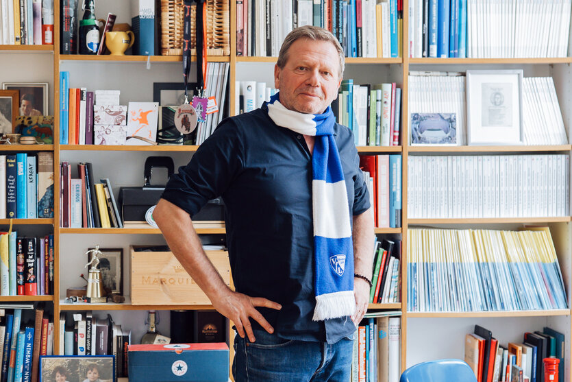 Porträt von Richard Rohnert in seiner Wohnung.