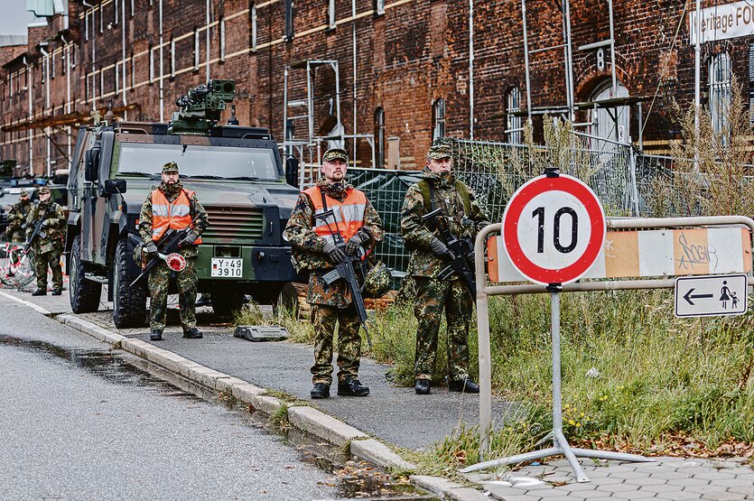 Reservisten der Bundeswehr stehen im September 2024 bei einer Übung in Tarnuniform vor dem Lagerhaus G, dem Ort eines der größten ehemaligen KZ-Außenlager Hamburgs.