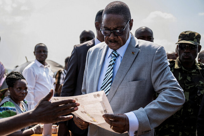 Peter Mutharika hält einen Stimmzettel in den Händen