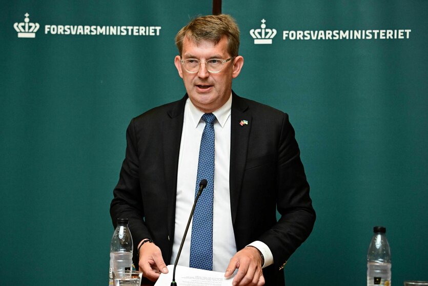 Ein Mann spricht hinter einem Mirkophon