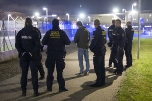 Eine Gruppe von Polizisten steht an einem Flughafen