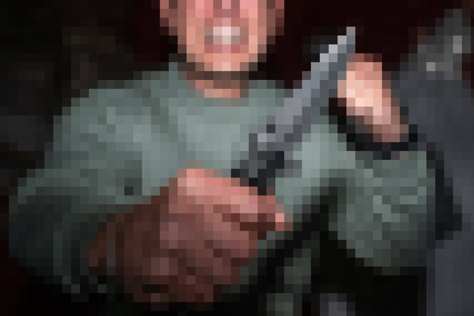 Verpixeltes Bild zeigt eine Person mit einem Messer.