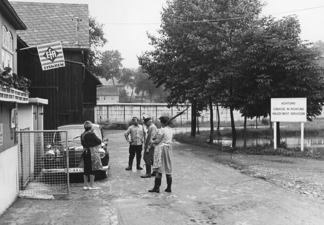 Historisches Bild zeigt den Ort Mödlareuth mit Mauer.