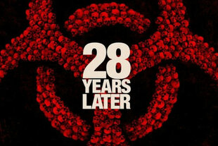 Filmcover auf schwarzem Hintergrund, darauf mittig gesetzt, in dicker Schrift 28 Years Later. Drumherum aus kleinen, roten Totenköpfen ein Bio-Hazard-Symbol geformt.