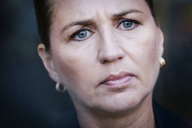 Die dänische Premierministerin Mette Frederiksen blickt ernst